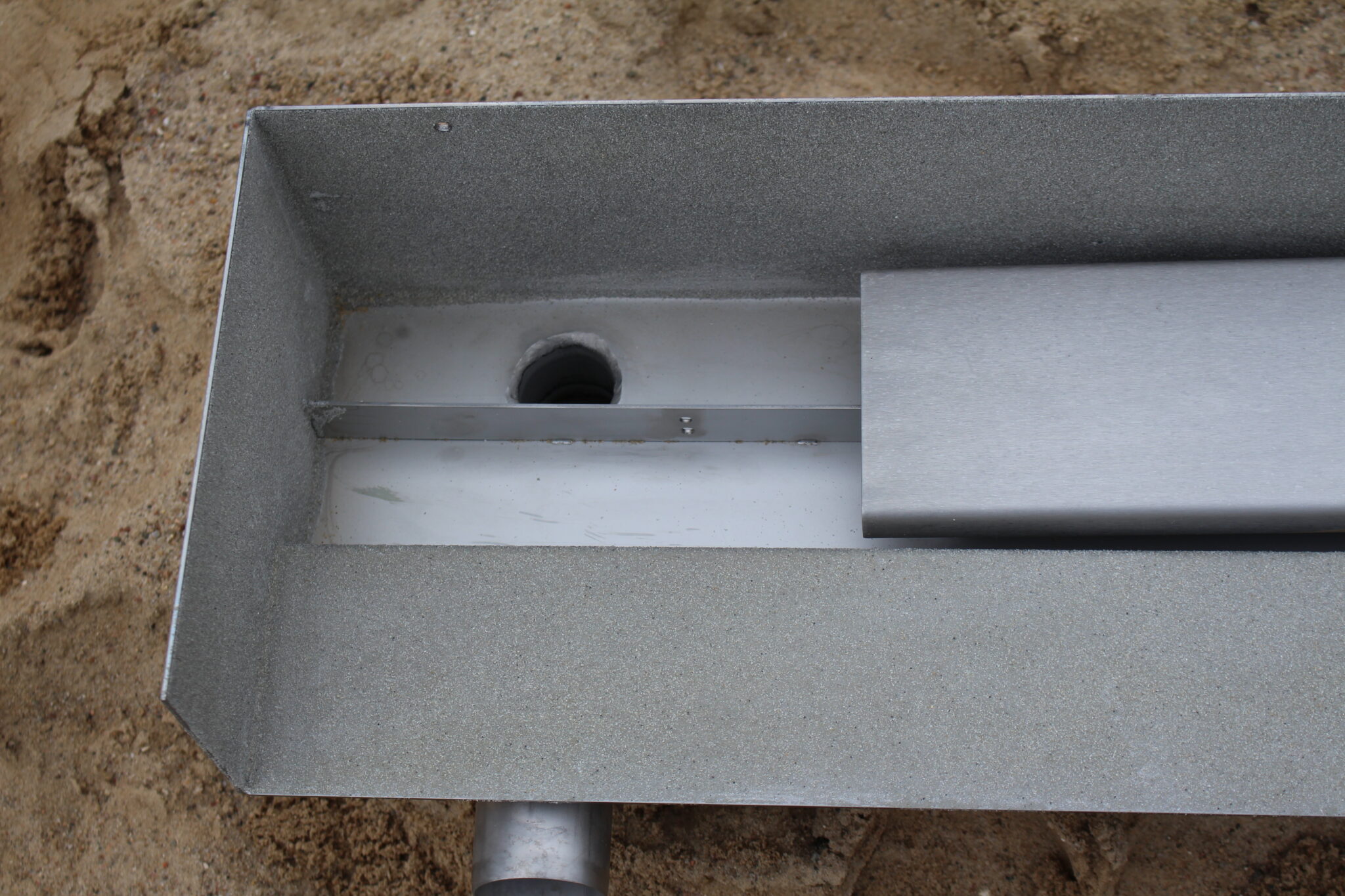 Duschrinne Pro Material 2mm Edelstahl Form und Art : Lange Duschrinne mit Gefälle Abfluß an der linken Seite Duschrinne für den oeffentlichen Bereich mit Sandfang